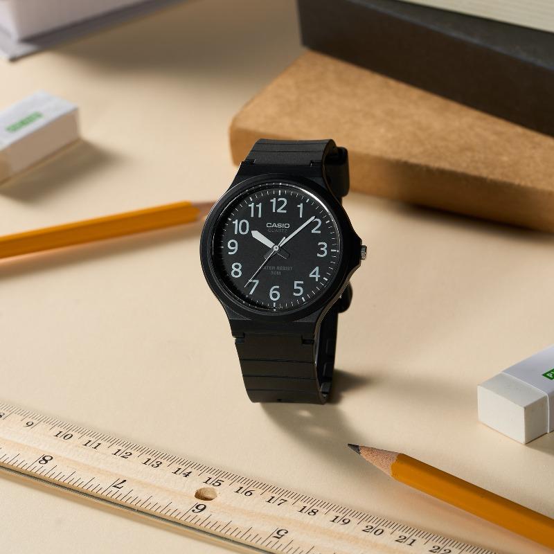 Casio Мужские Аналоговые Кварцевые Часы из Смолы MW-240-1BV, Водонепроницаемость 50M