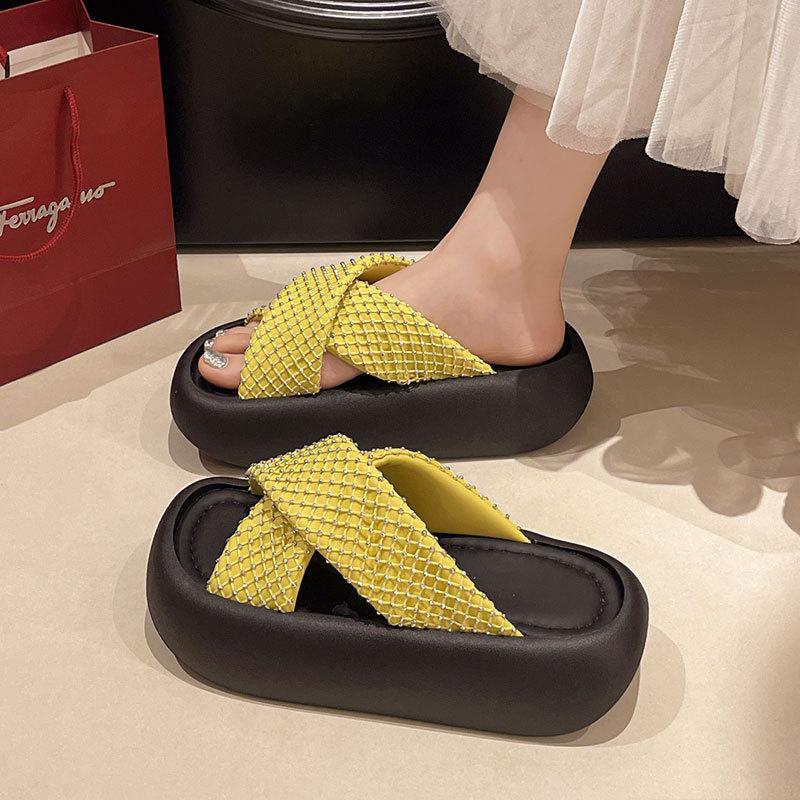 Шлепанцы на толстой подошве с перекрестными ремешками для женской летней обуви 2025 новые модели с юбками модные пляжные шлепанцы-однословки для интернет-знаменитостей