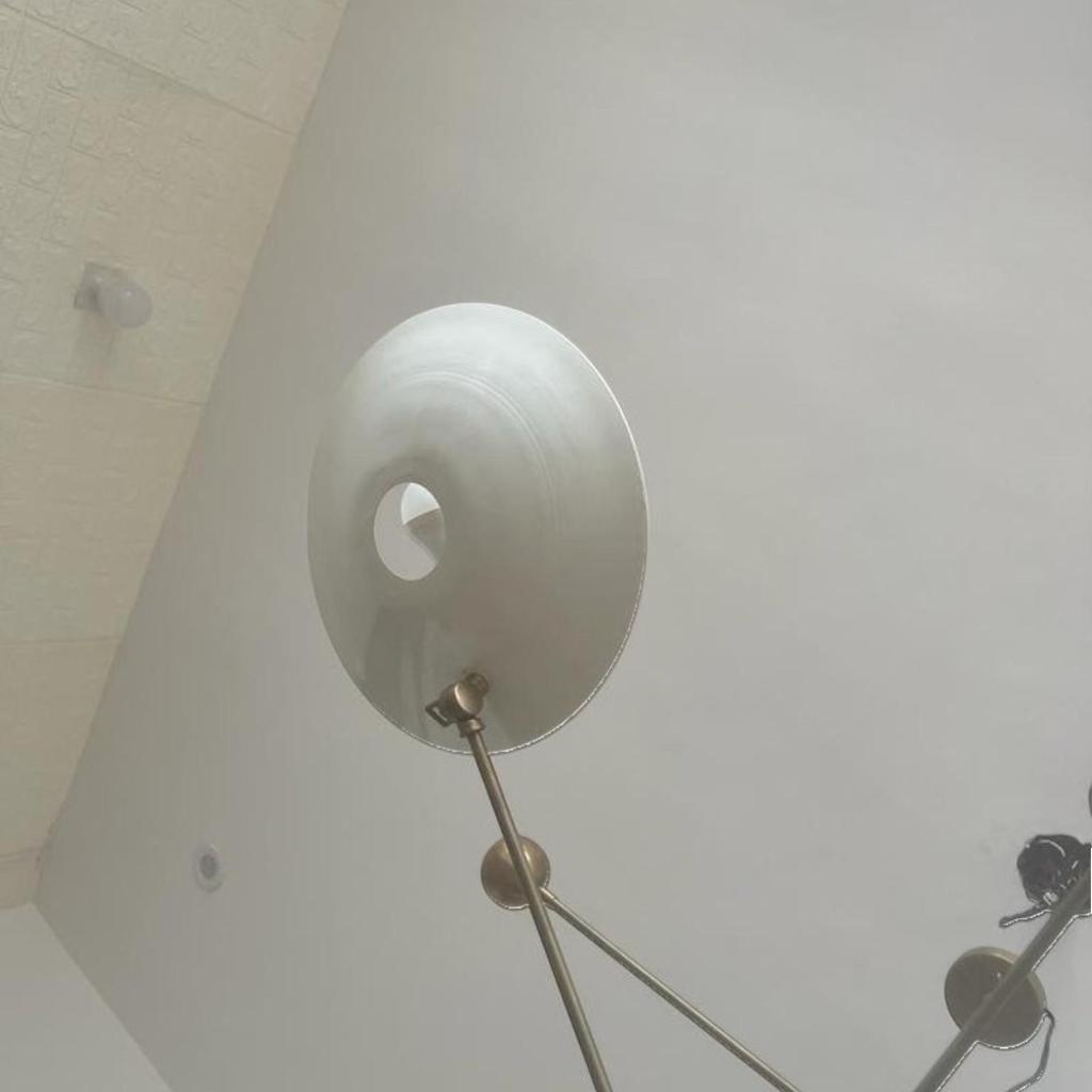 Итальянская люстра середины века с тремя закрытыми рожками из белой и патинированной латуни