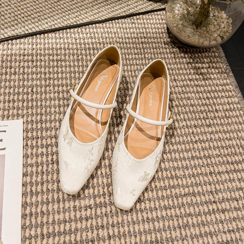 Французские туфли Мэри Джейн 2025 новая весна и осень женские туфли с вышивкой в китайском национальном стиле на низком каблуке с неглубоким вырезом одинарные туфли