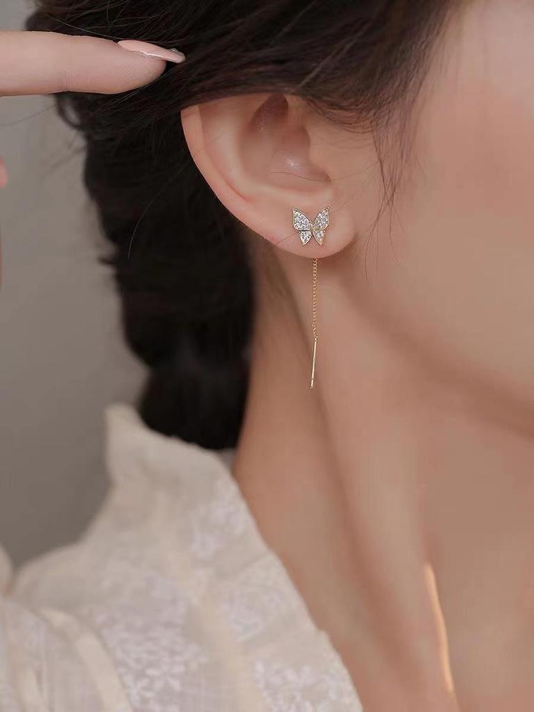 Позолоченные серьги-гвоздики с длинной кисточкой и стразами в форме бабочки