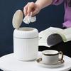 Мини настольное мусорное ведро Прочный пластиковый контейнер для мусора с крышкой Органайзер для мусора для спальни Офисный стол Домашние принадлежности