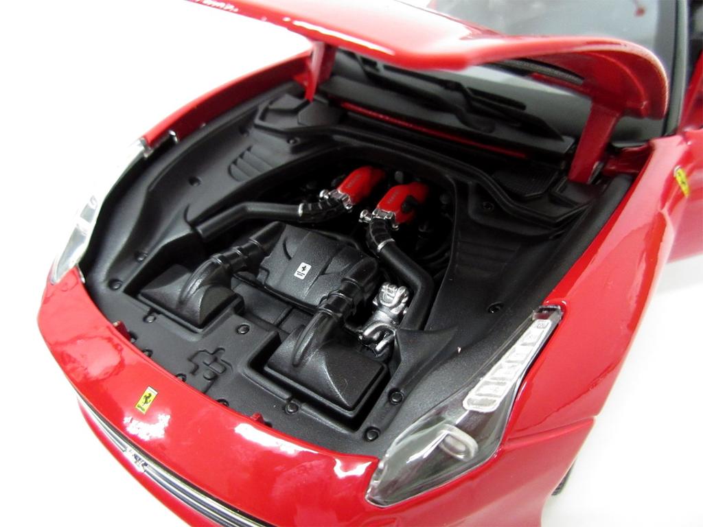 Bburago Ferrari Race Play Series California T Red & 118 Close-Top 200-452