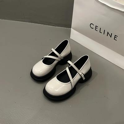 Мода 2024 года. Новые модные женские туфли на толстом каблуке. Лакированная кожа. Однорядная пряжка. Туфли Мэри Джейн на высокой подошве. Летний резиновый верх.