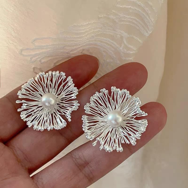 Преувеличенные металлические серьги-пусеты в виде неправильных цветов для женщин, модные серьги с жемчугом и полым узором, индивидуальные украшения для вечеринок, подарки для вечеринок