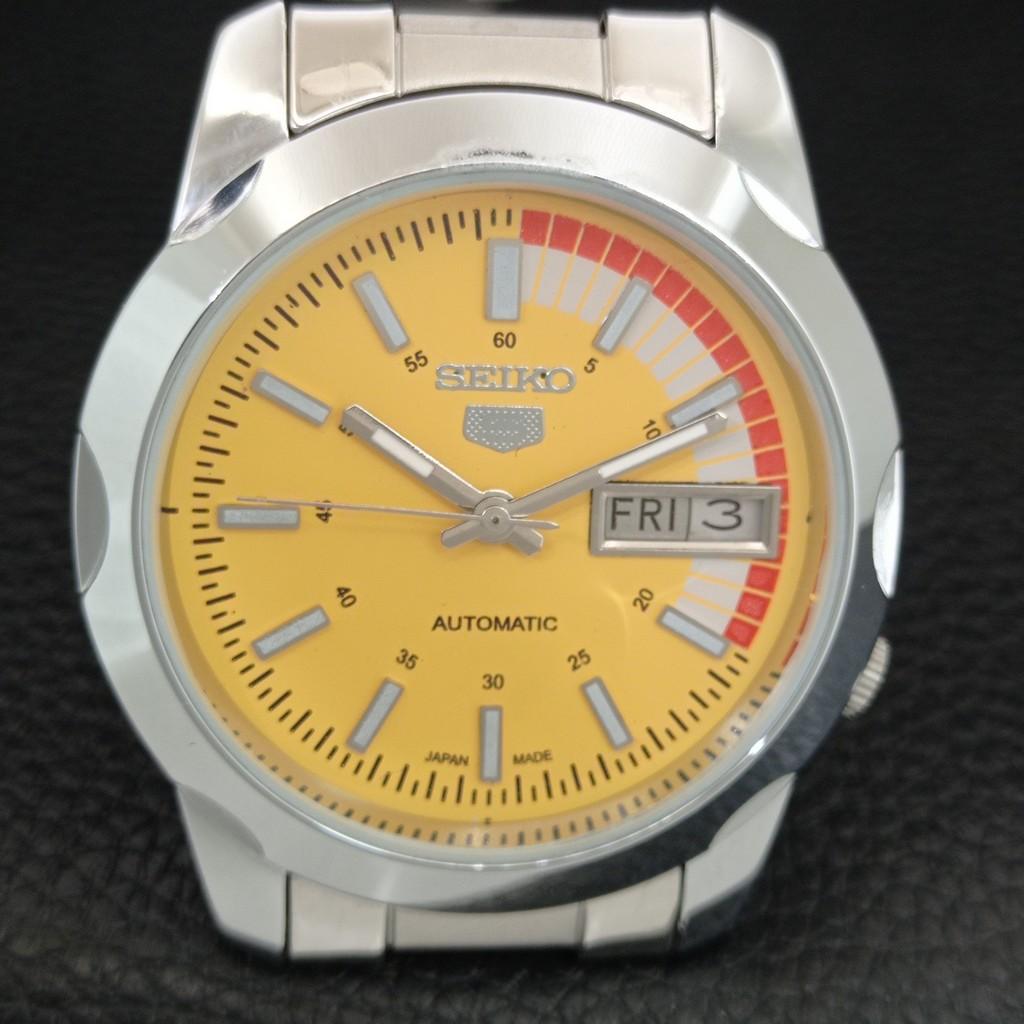 ЯПОНСКИЕ ВИНТАЖНЫЕ ОТРЕМОНТИРОВАННЫЕ МУЖСКИЕ АВТОМАТИЧЕСКИЕ ЧАСЫ SEIKO 5 С ЖЕЛТЫМ ЦИФЕРБЛАТОМ a446058-1