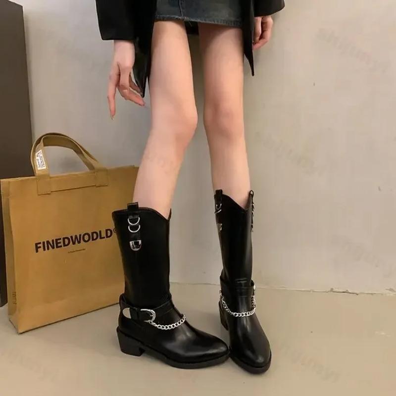 Готическая женская обувь, ковбойские сапоги в стиле вестерн, новинка 2025 года, дизайнерские туфли на массивном каблуке с цепочкой, острый нос, металлическая пряжка, трендовые сапоги до середины голени