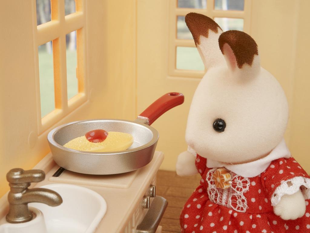 Sylvanian Families Cozy Cottage Starter Home Set