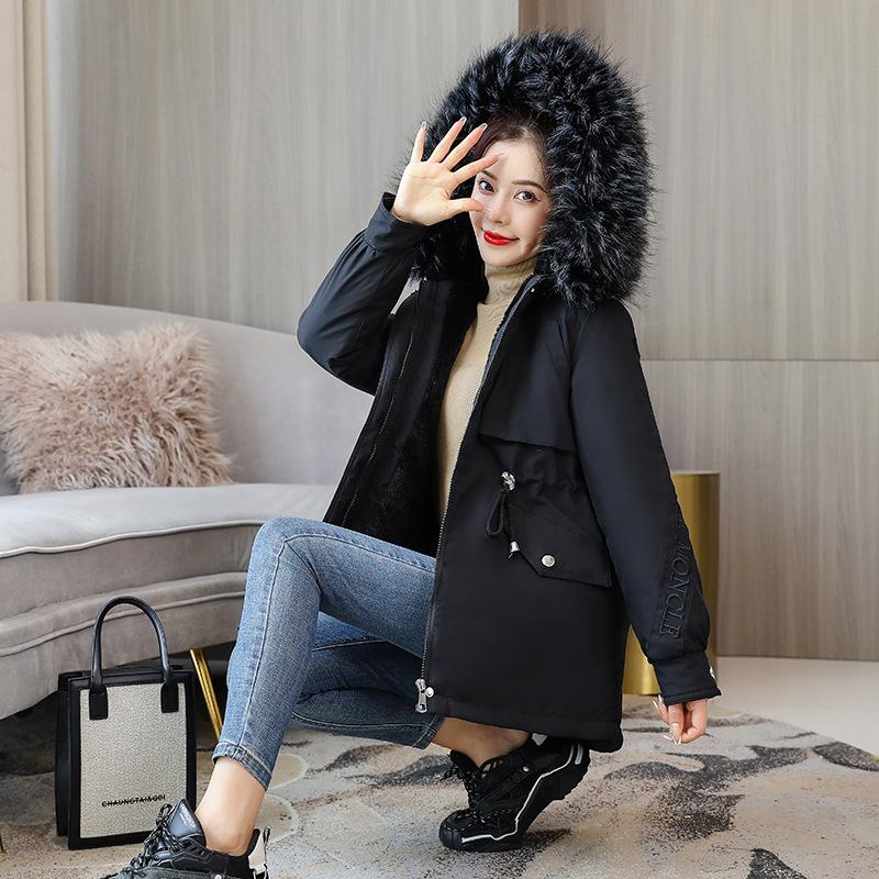 Пай Преодолевает Новую Корейскую Версию Свободной Стеганой Куртки на Хлопковой Подкладке с Большим Меховым Воротником Зимой и Короткое Стеганое Пальто Зимой.