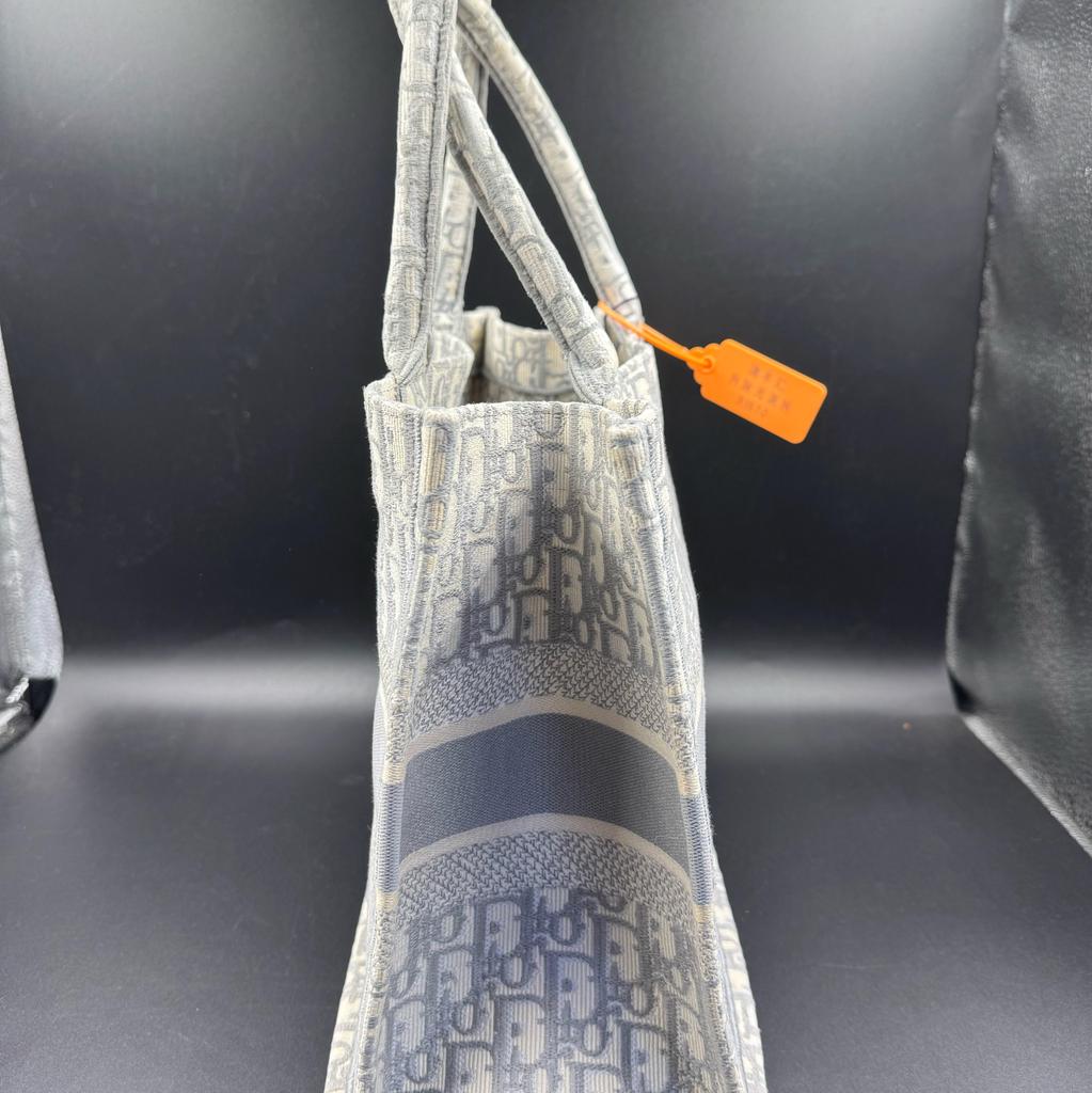 [Pre-Owned] Book Tote Large Capacity Oblique Handcrafted All Over Print Embroidered Canvas Shoulder Tote Bag - Very Good #1EQMF1T