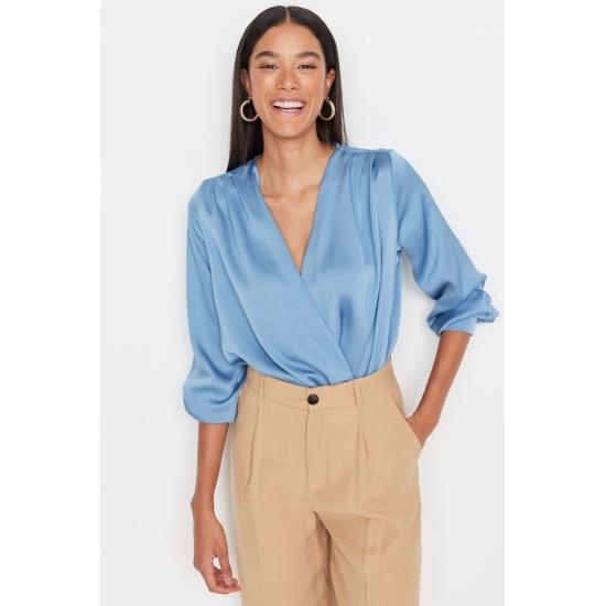 Блузки и рубашки Элегантная атласная блузка в складку с двубортным вырезом на плечах