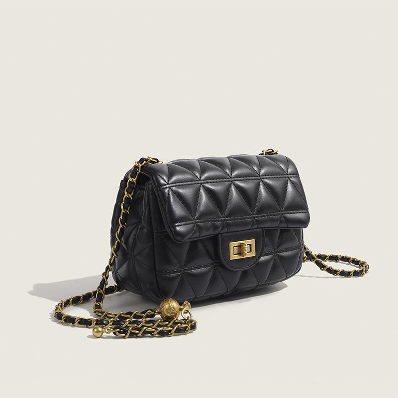 Универсальная маленькая квадратная сумка INS для женщин 2025 Новая летняя модная стеганая сумка-цепочка Нишевая сумка на одно плечо/подмышку