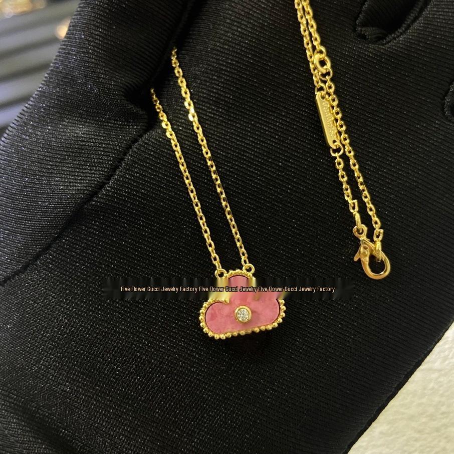 Ожерелье «Четырехлистный клевер» Van Cleef: Золотой кулон с дизайном в виде пяти цветков, с белым перламутром, красным агатом и бриллиантом для женщин.