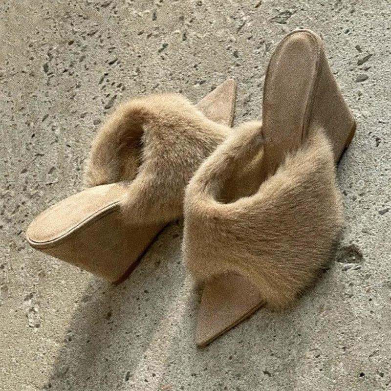 Модные пушистые женские тапочки на танкетке, сандалии на платформе с острым носком, туфли на высоком каблуке, зима 2025, дизайнерский бренд, вечерние, платье, сексуальная обувь