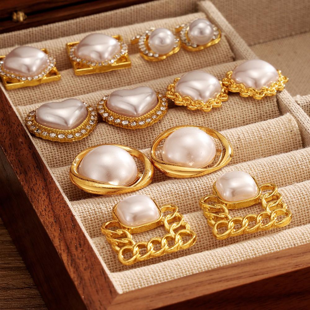 High-end Baroque-style faux pearl earrings, a niche and luxurious set of heart-shaped diamond-studded earrings, with random designs