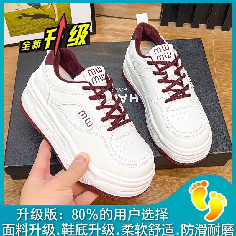 Наступать на дерьмо кажется популярным, маленькие белые туфли для женщин, весна 2025 года, новые студенческие туфли для увеличения роста, повседневная универсальная спортивная обувь для