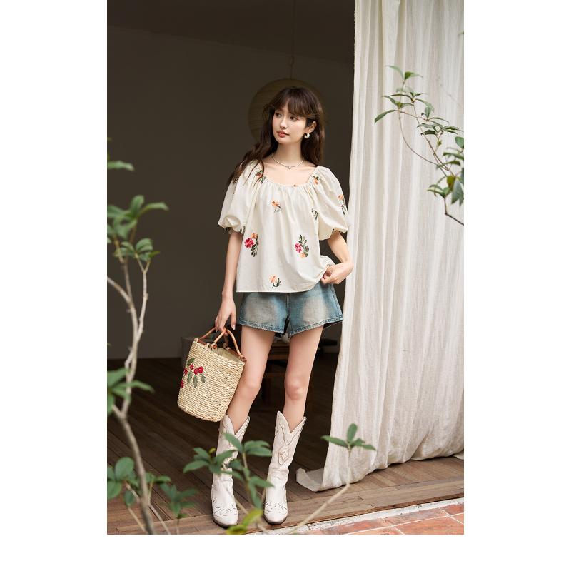 Mishow Женская блузка 2023, летняя новая корейская стильная вышивка с квадратным воротником и пышными рукавами, повседневный топ с цветочным принтом MXC38X0092