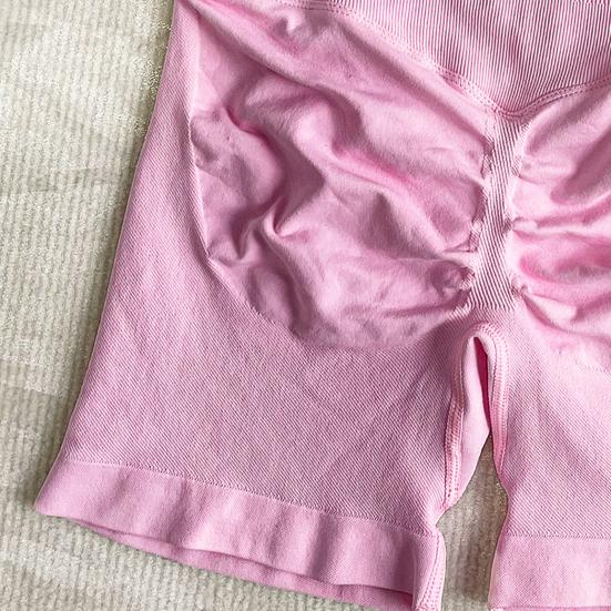 Комплект из 2 предметов для тренировок: Топ на бретелях с открытой спиной и Спортивные шорты с высокой талией и ремешками для женщин