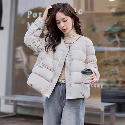 Xiaoxiangfeng легкий пуховик женский короткий 2025 зимний ощущение дизайна круглый вырез теплый белый утиный пух повседневный топ тренд