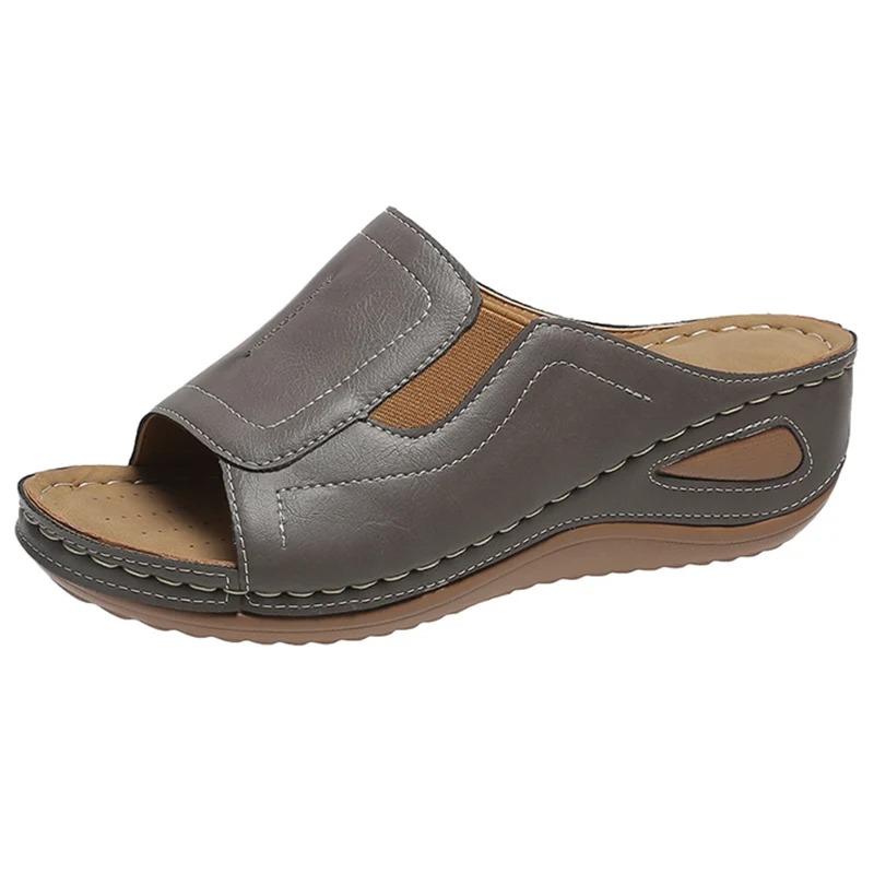 Модные повседневные босоножки на танкетке для женщин 2024 года, летние нескользящие пляжные тапочки с открытым носком, женские шлепанцы из искусственной кожи с толстой подошвой