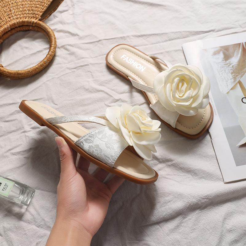 Шлепанцы женские летние модные 2025 новые приморские пляжные туфли на плоской подошве с цветочным принтом, нескользящие, в сказочном стиле, супер огонь, крутые