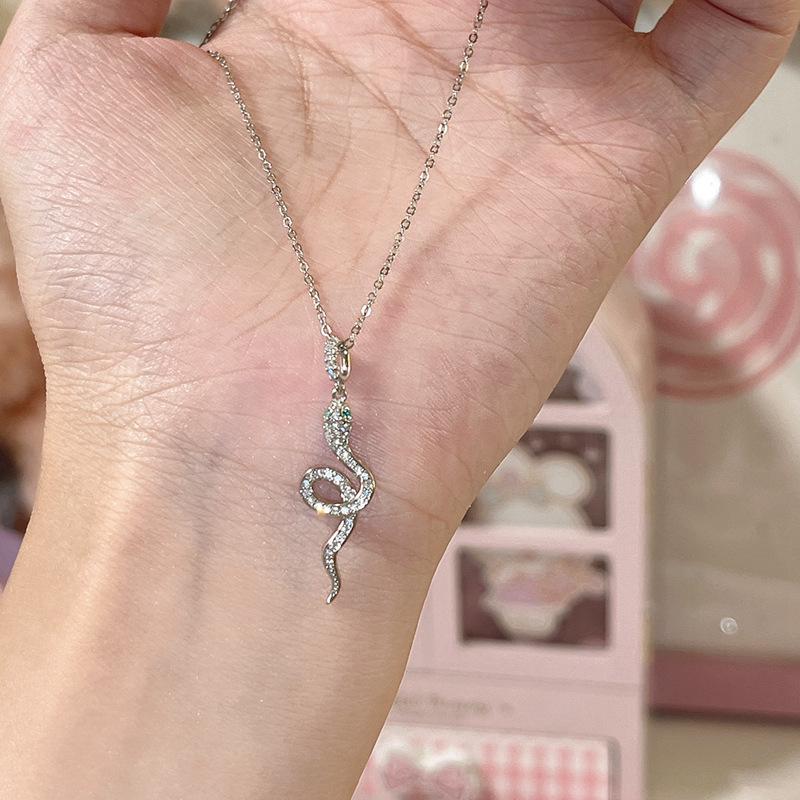 Ожерелье Змея с Сияющими Бриллиантами: Женская роскошная модная ключичная цепочка с простым, элегантным дизайном
