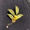 Брошь из шелковых цветов Taibao: Брошь с османтусом и нарциссом для рубашки ханьфу, универсальный повседневный аксессуар-орхидея.