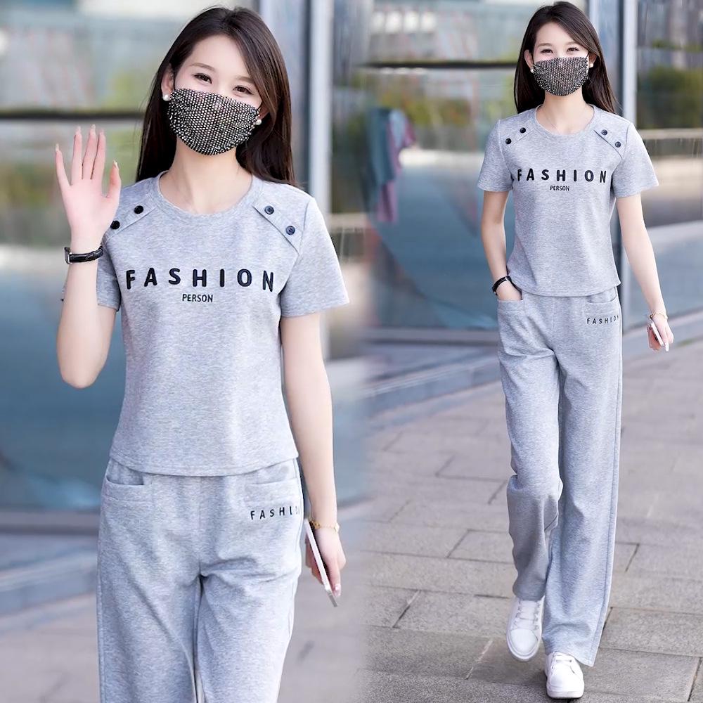 Молодежный летний 2025 комплект: свободный топ с круглым вырезом и короткими рукавами и брюки прямого кроя - модная спортивная одежда для универсального стиля, уменьшающего возраст