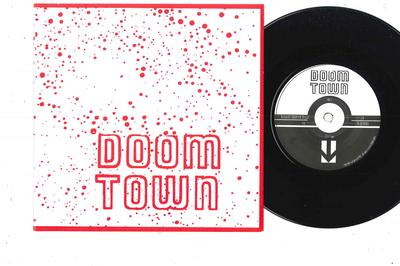 7-дюймовая пластинка DOOM TOWN - Walking Through Walls NDA004 NEW DARK AGE 2011 США Рок Б/у