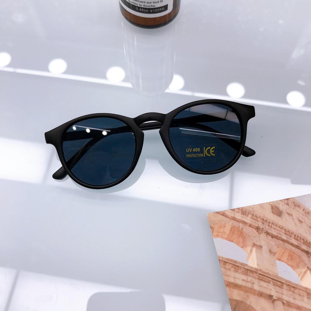 Модные уличные фотографии Подиумная мода Детские солнцезащитные очки Детские солнцезащитные очки конфетного цвета Пляжные очки