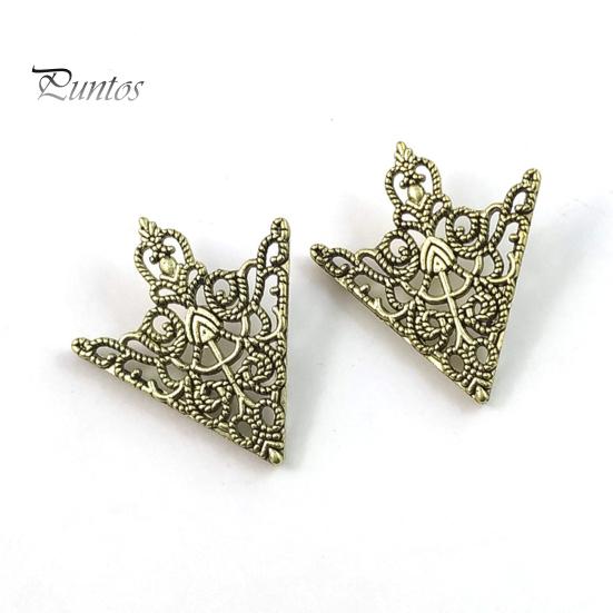 1 Pair Men Women Shirt Collar Clip Retro Hollow Pattern Palace Style Collar Buckle Brooch Neck Clip Outfit Accessories
