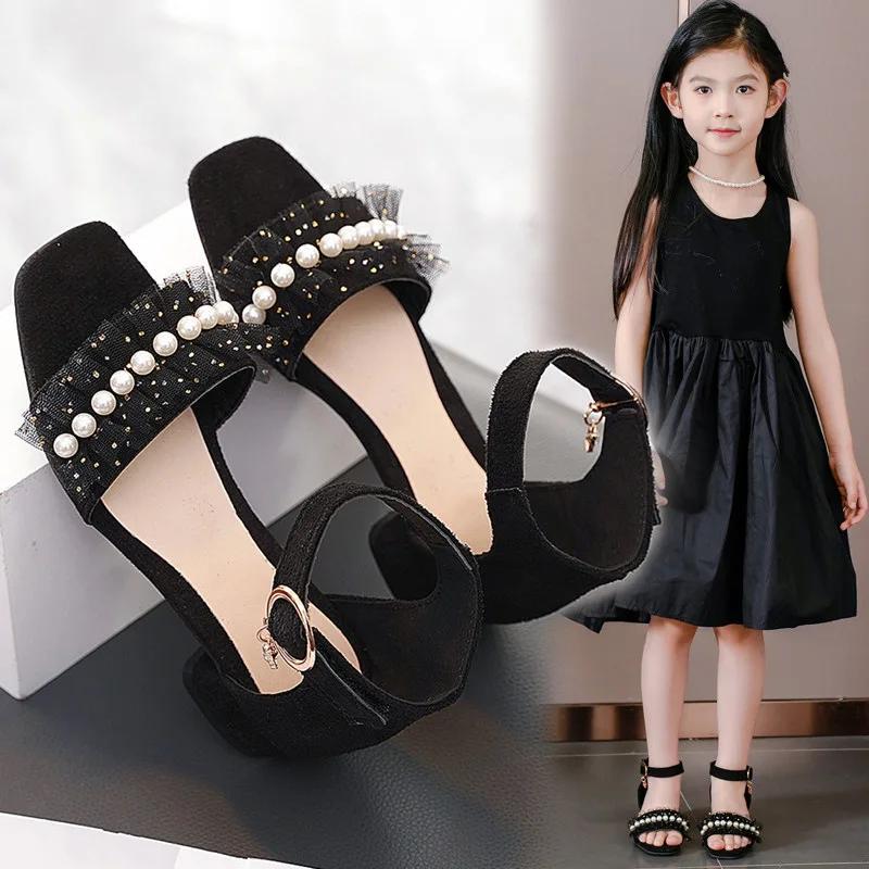 Милые детские сандалии 2024 года, летняя новая мода, корейские туфли с открытым носком на высоком каблуке для девочек, шикарные римские туфли для учеников начальной школы