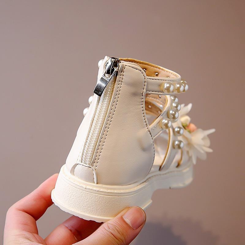 Сандалии для девочек, новинка 2024 года, летние новые модные туфли принцессы для маленьких девочек, детские туфли в сказочном стиле с мягкой подошвой и жемчугом