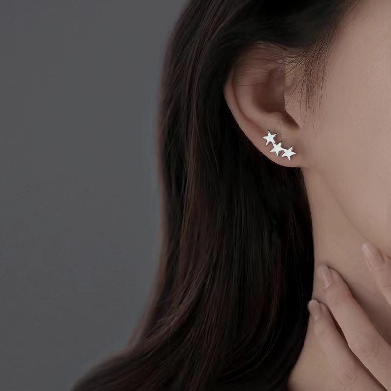 Серьги-гвоздики в форме звезды. Женские простые серьги-гвоздики в форме пятиконечной звезды. Дизайн Sense Summer.