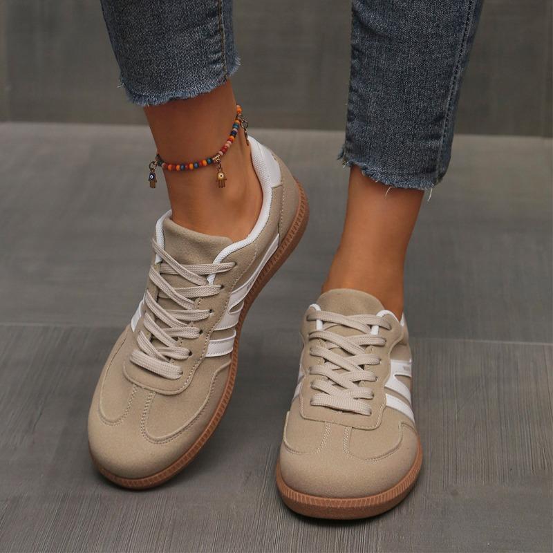 Женщина в больших ретро-туфлях на плоской подошве с цветными блоками