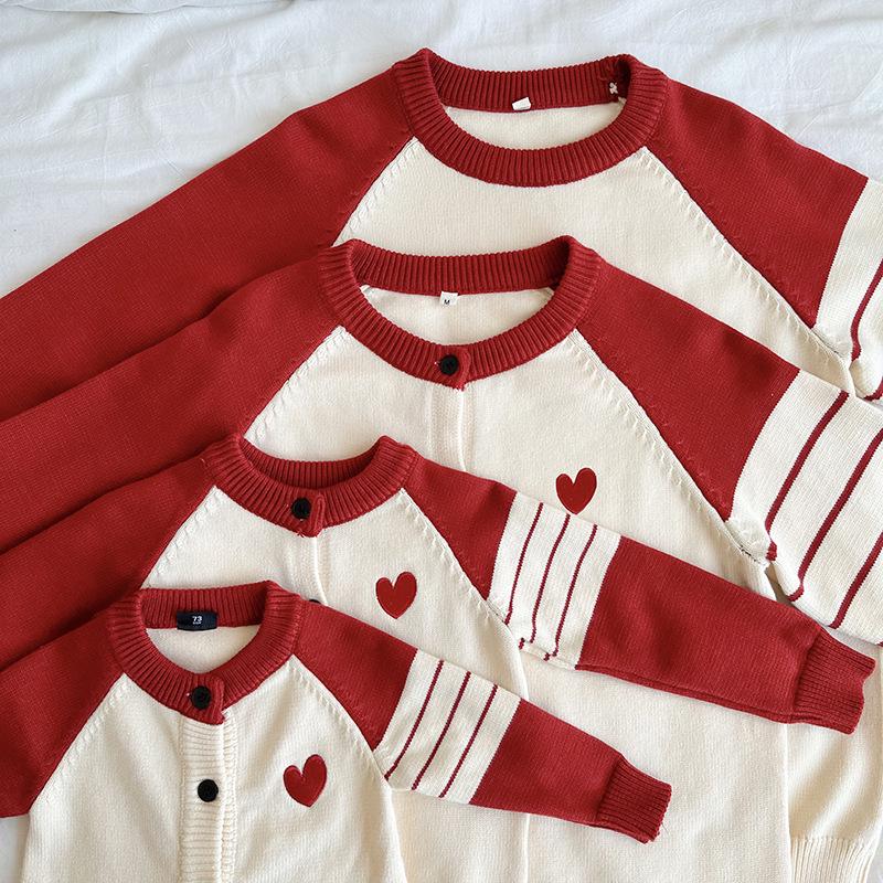 Семейный вязаный свитер-кардиган Осень/Зима 2025: Дизайн «Сердце любви» для семьи из трех человек для фотографий в полнолуние.