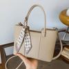 Портативная сумка для поездок на работу, женская новая модная корейская сумка-тоут 2025 года, премиальная сумка-мессенджер в иностранном стиле, сумка-ведро на плечо.