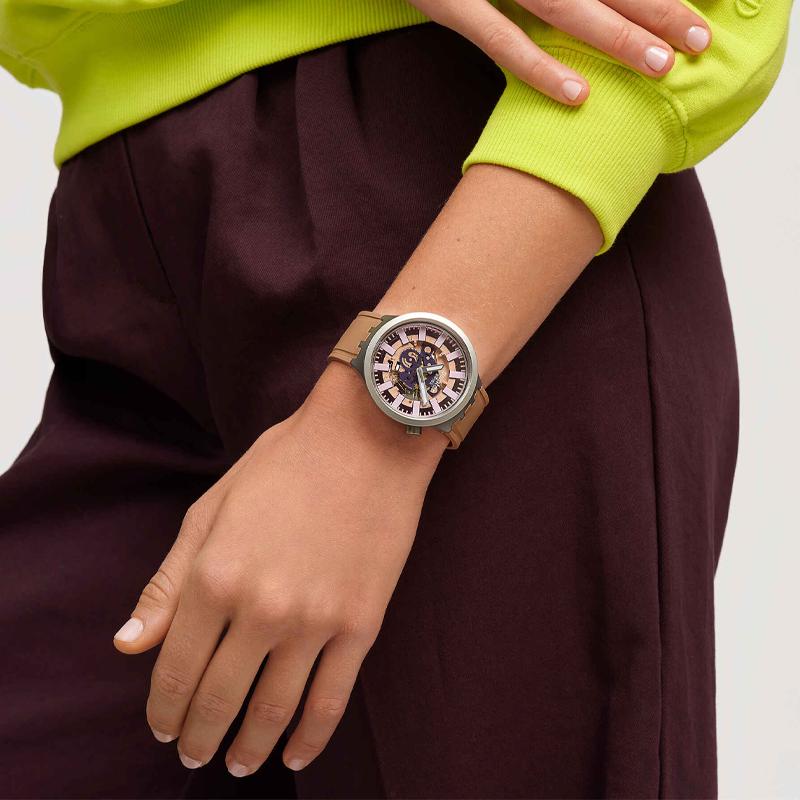 Swatch Серия Essentials Кварцевый механизм Водонепроницаемость 30 метров Унисекс Швейцарские часы 47 мм Розовый циферблат Корпус из нержавеющей стали Резиновый ремешок SB07S119