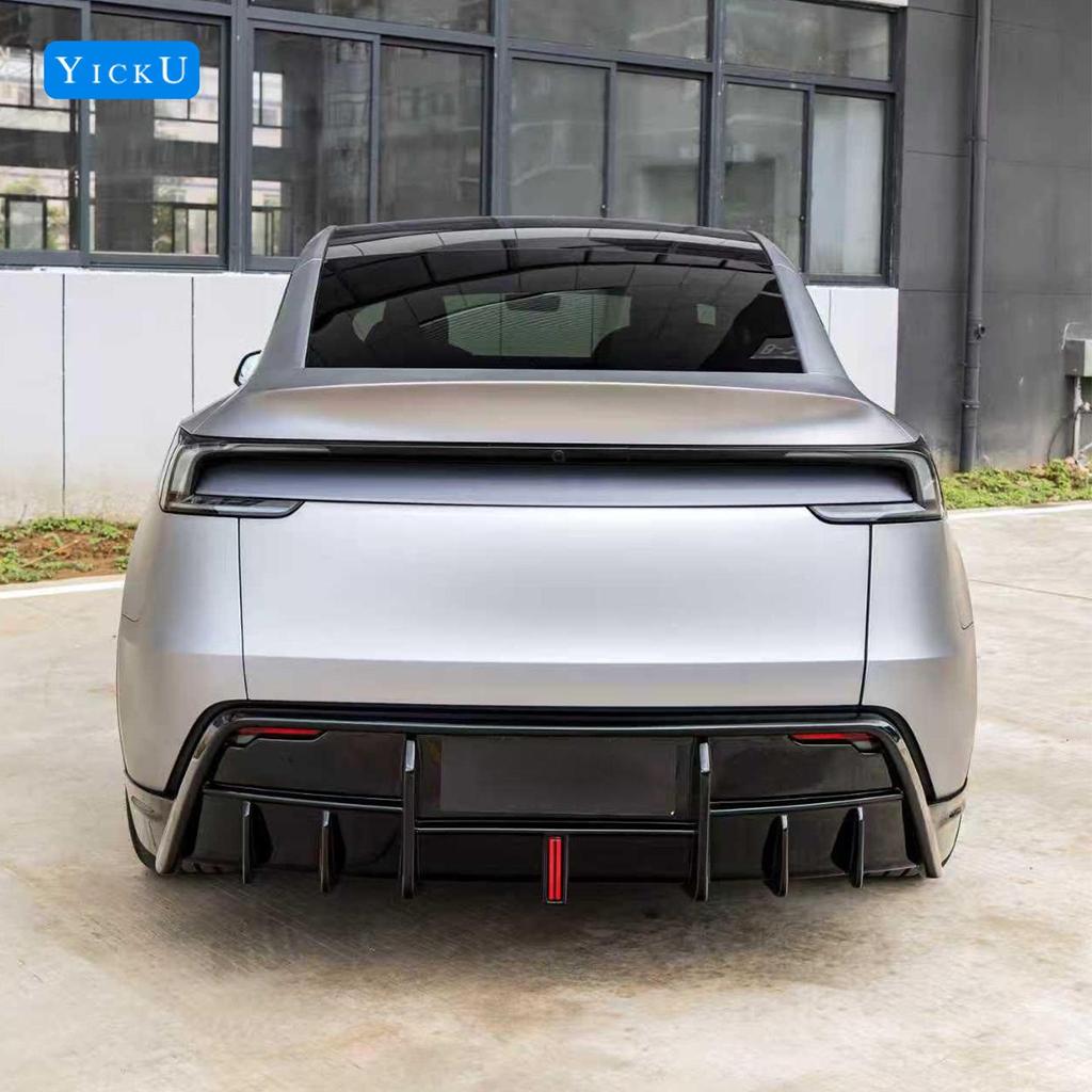 Передний сплиттер и боковые юбки глянцево-черные с подсветкой для Tesla Model Y Facelift 2025 года, включает задний сплиттер и задний диффузор.