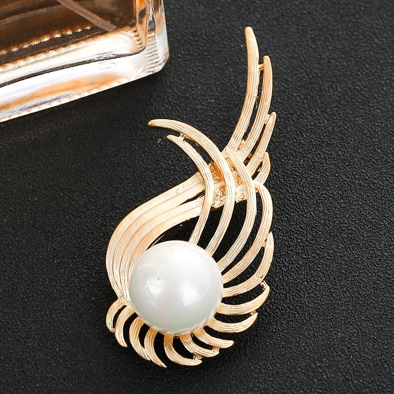 Alloy Hollowed-out Wings, Pearl Brooch, Fashionable and Elegant Brooch, Corsage, Coat Accessory