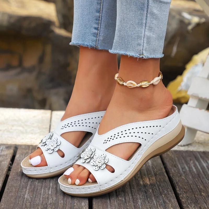 Обувь женская Лидер продаж, женские тапочки с открытым носком, большие размеры, повседневные тапочки для улицы, женские аппликации, сандалии на танкетке с круглым носком