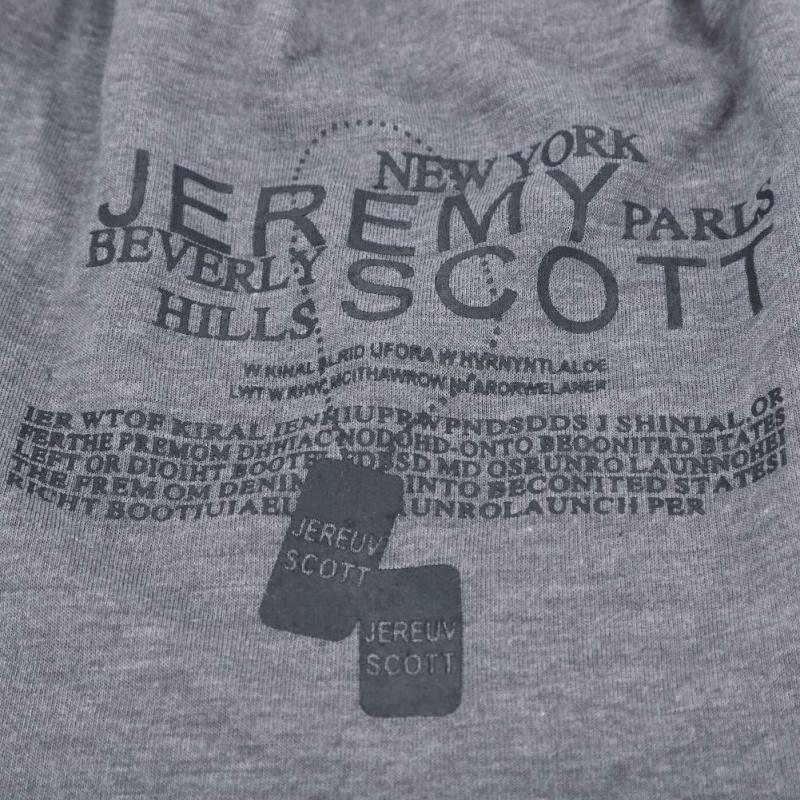 Стильная трикотажная шапка осень - зима с принтом