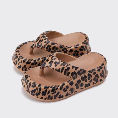 Женские шлепанцы для уличной одежды летом. Новый стиль с застежкой на носок на толстой подошве. Модные уличные сандалии в сказочном стиле с леопардовым принтом.