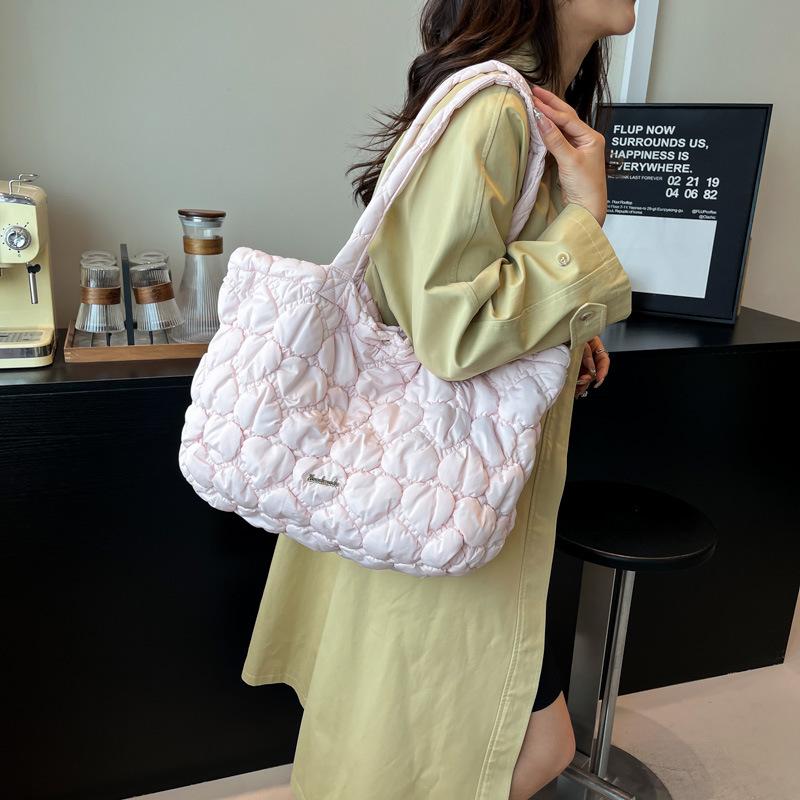 Любовь большая сумка-тоут 2025 новая пуховая сумка большая вместимость для поездок на работу нишевый дизайн плечевая сумка-подмышка