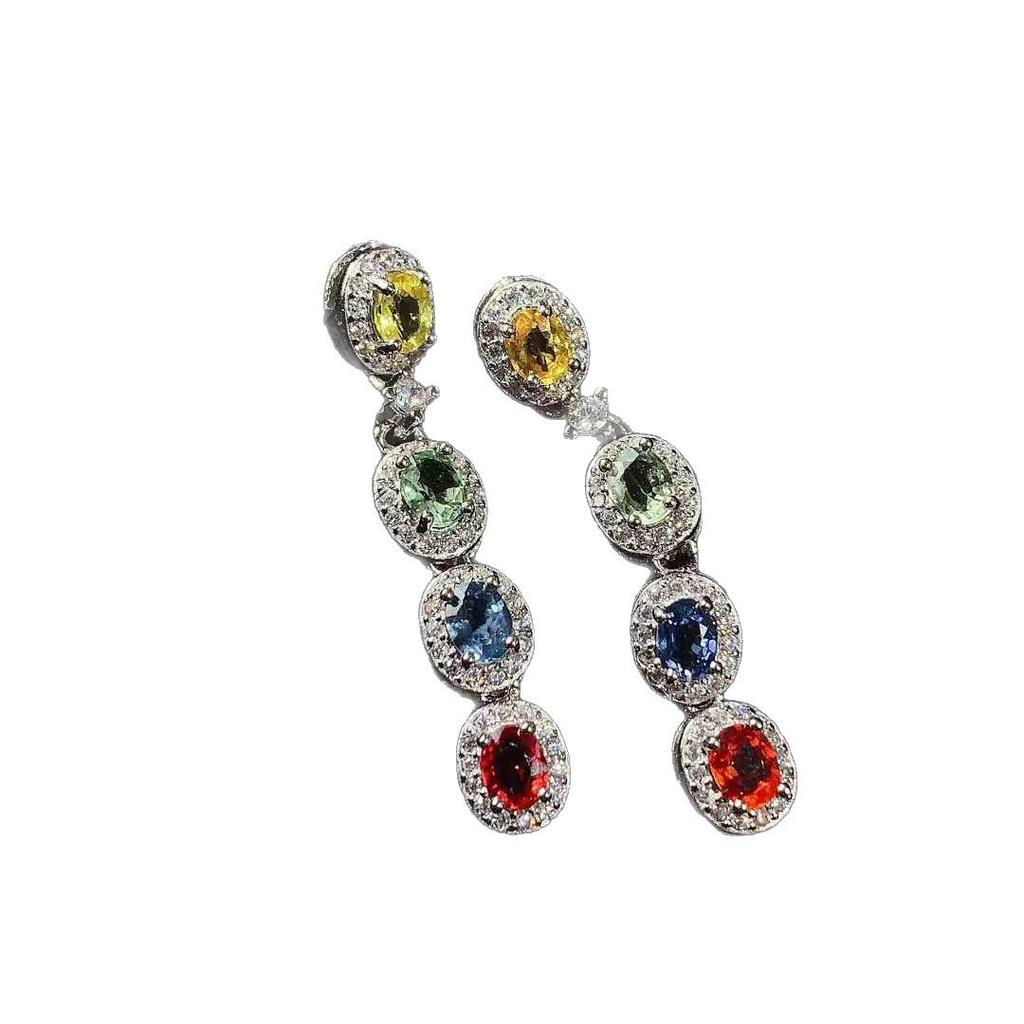 Серьги из серебра 925 пробы с сапфирами: Роскошный дизайн с ощущением высокого качества, серьги-гвоздики и серьги-подвески с цветными драгоценными камнями из коллекции Bustling.