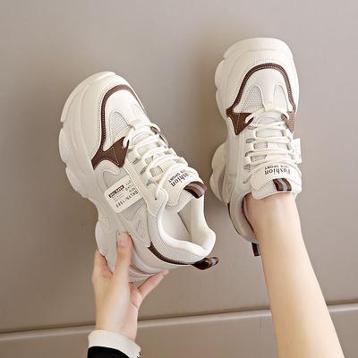 Интернет-знаменитость папины кроссовки женские ноги маленькая внутренняя высота увеличение спортивная обувь 2025 новая летняя толстая подошва сетка белые туфли легкие