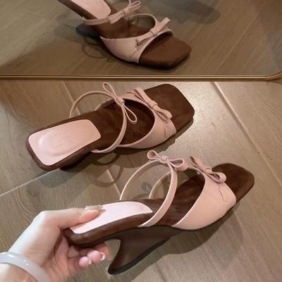 Мода 2025 Женские шлепанцы Лето Новые Высокие каблуки Квадратный носок Открытый носок Босоножки с бантом Повседневная мода Милые Аномальные шлепанцы