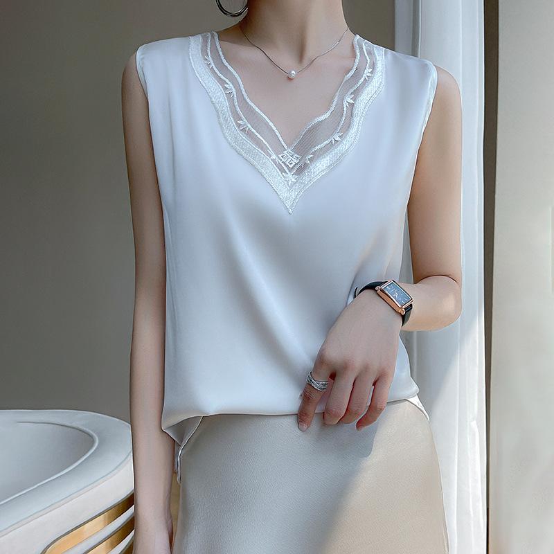 Носите жилет на бретелях и маленькую блузку с базовым слоем без рукавов и кружевным топом с V-образным вырезом.