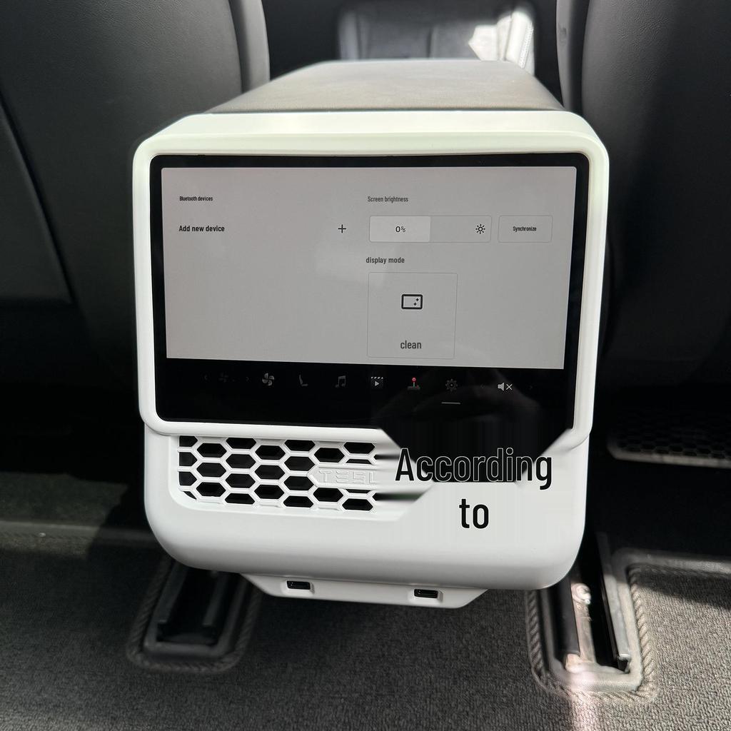 Совместимые улучшения для Model 3: Задний вентиляционный дефлектор, Экран, Защитные накладки на спинки задних сидений от пинков, Декоративные элементы интерьера.