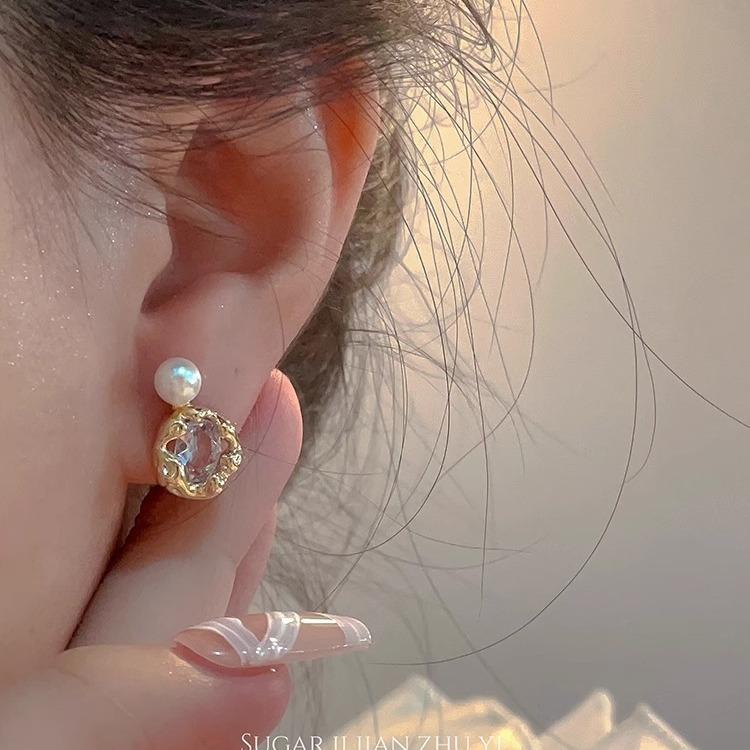 Small, exquisite and simple zircon stud earrings for women's high-end temperament earrings for women's new popular earrings.